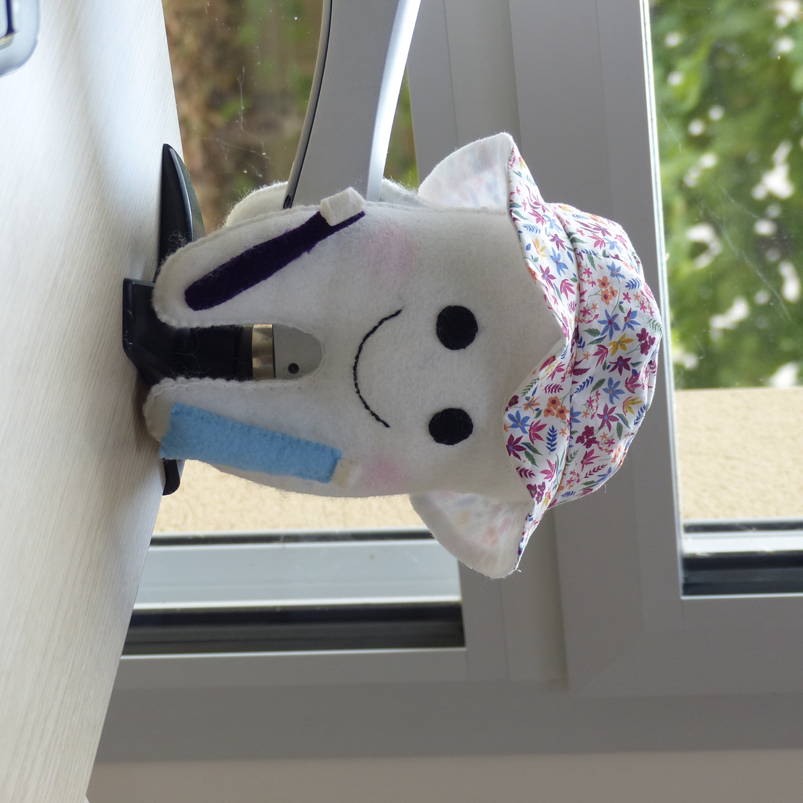 Couloir du cabinet avec sticker d'une dent et tableau représentant un ours