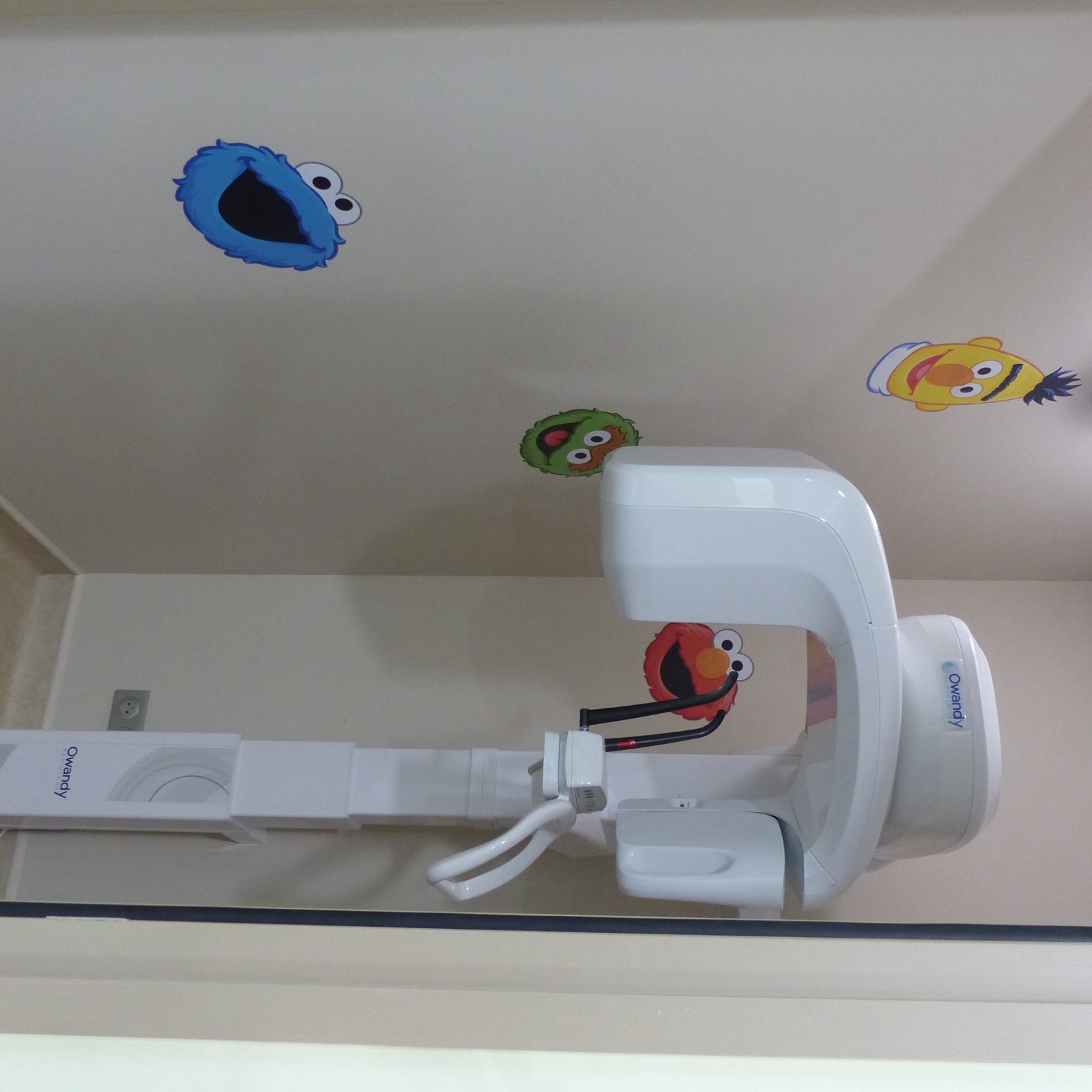 Salle de radiologie avec appareil panoramique et stickers Sesame Street