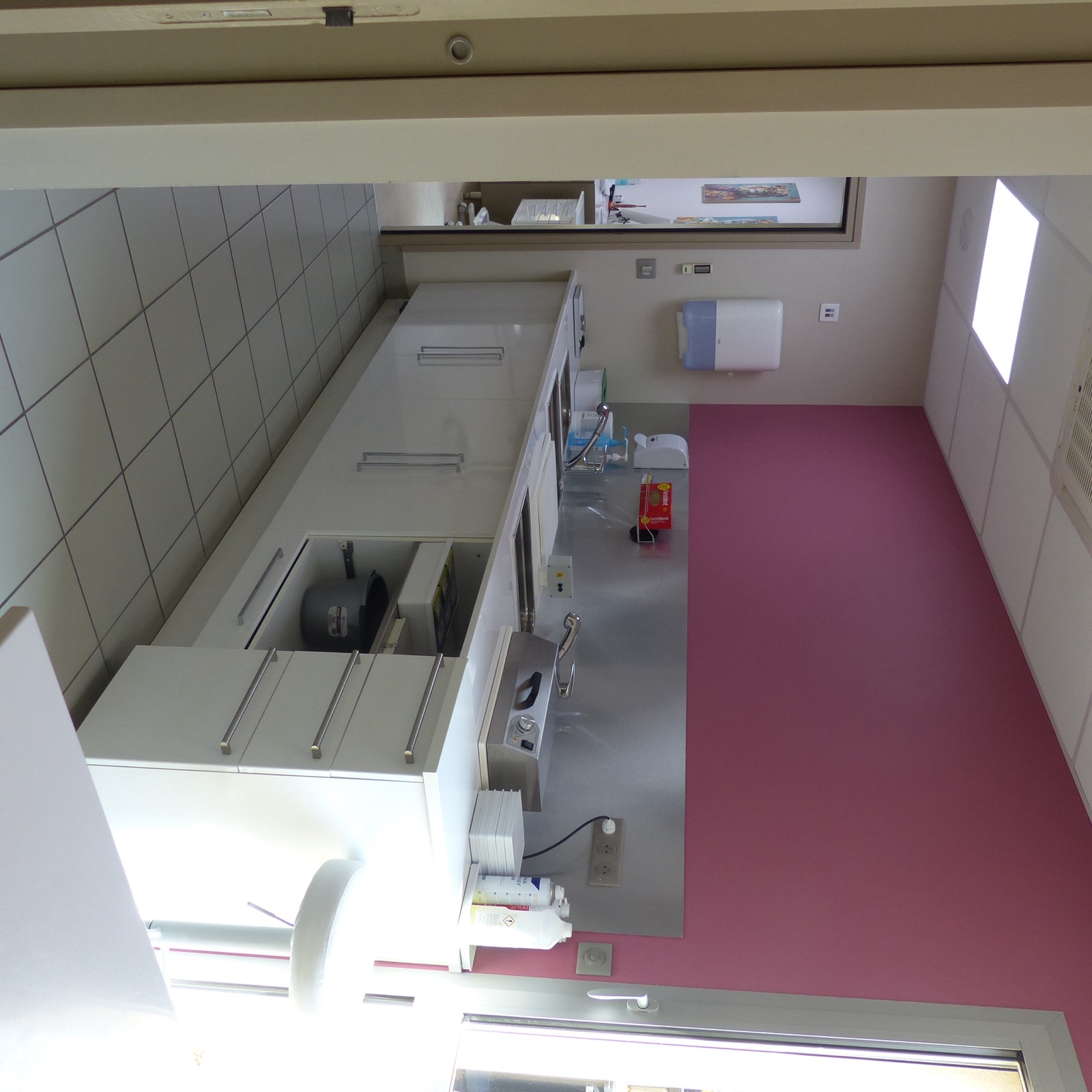 Salle de stérilisation avec plan de travail inox