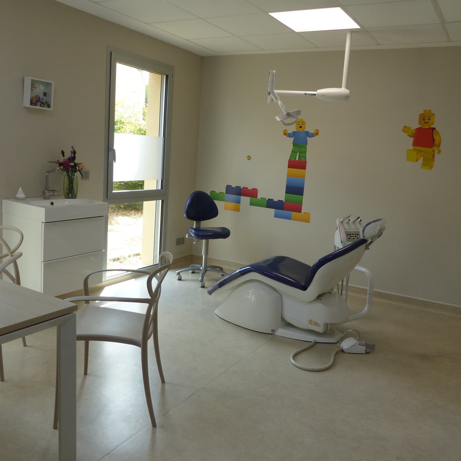 Salle de soin lumineuse avec fauteuil de traitement et décor Lego