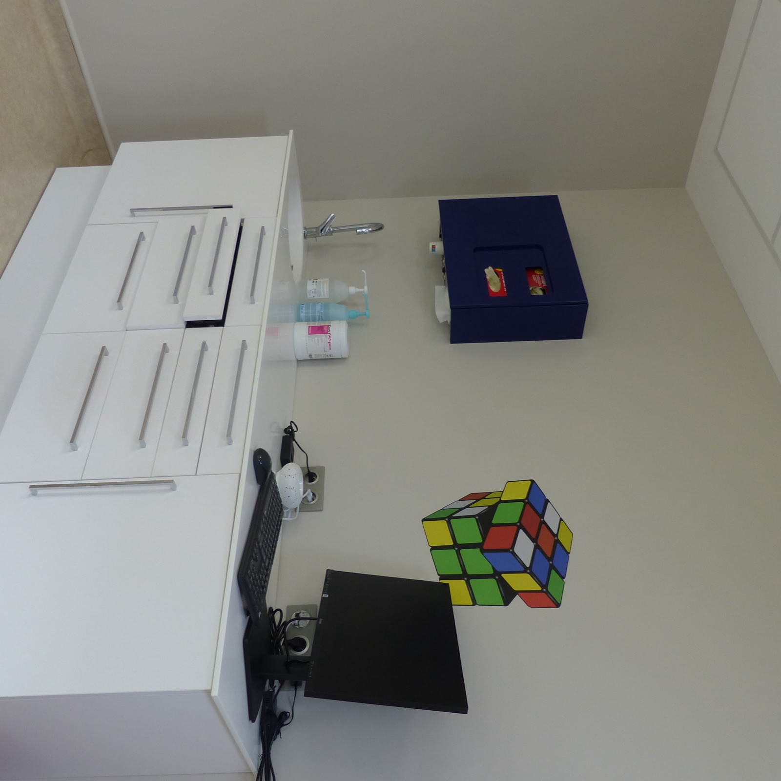 Poste de lavage avec vasque blanche et décoration Rubik's Cube