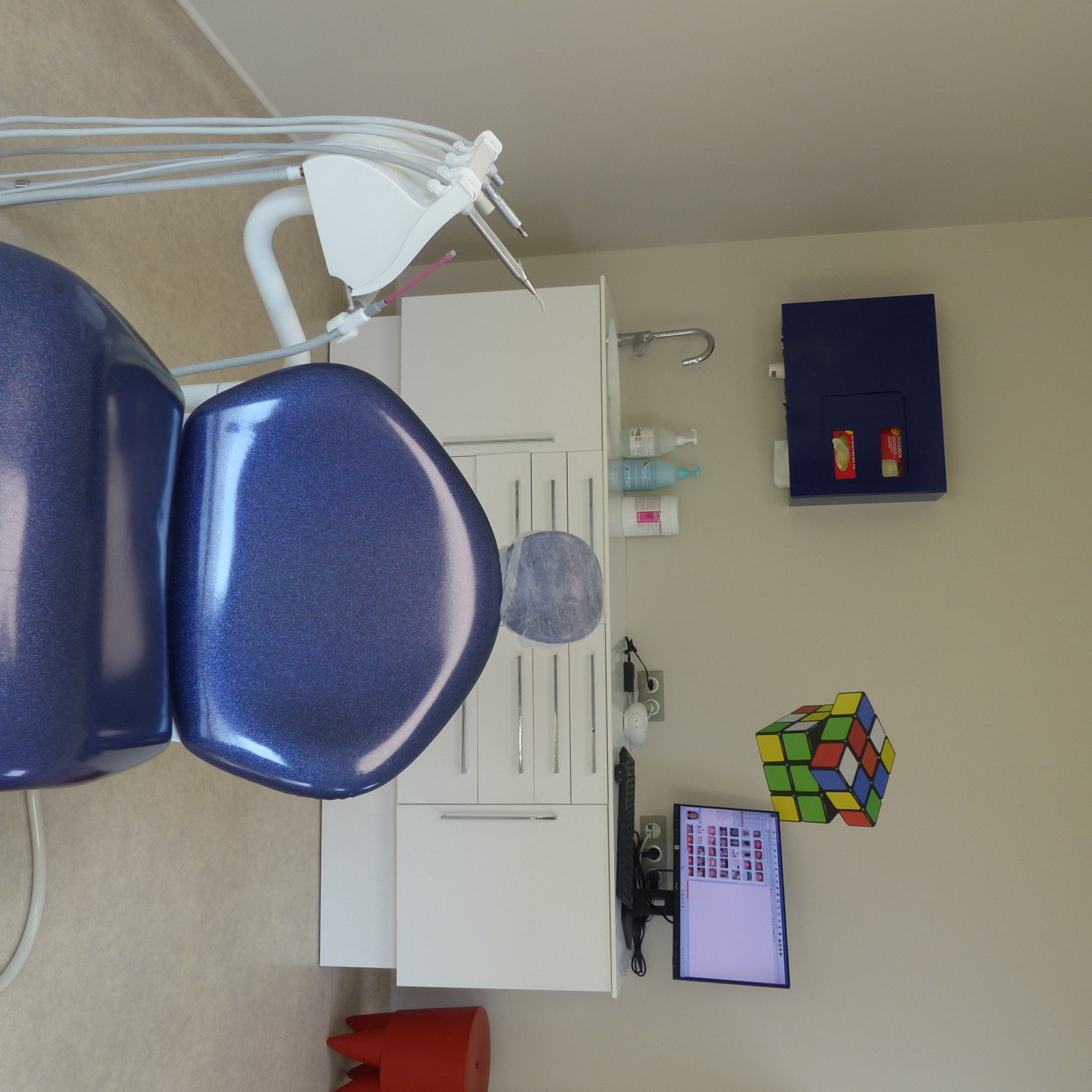 Fauteuil de soin bleu marine avec décoration Rubik's Cube au mur